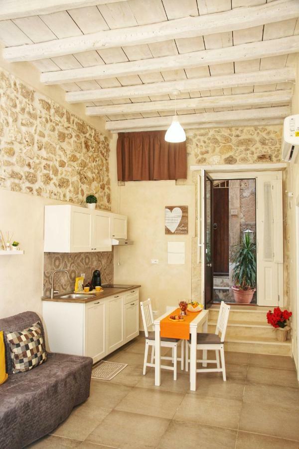 Essentia Rooms- Ortigia Holidays Syracuse Buitenkant foto