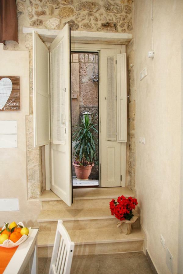 Essentia Rooms- Ortigia Holidays Syracuse Buitenkant foto